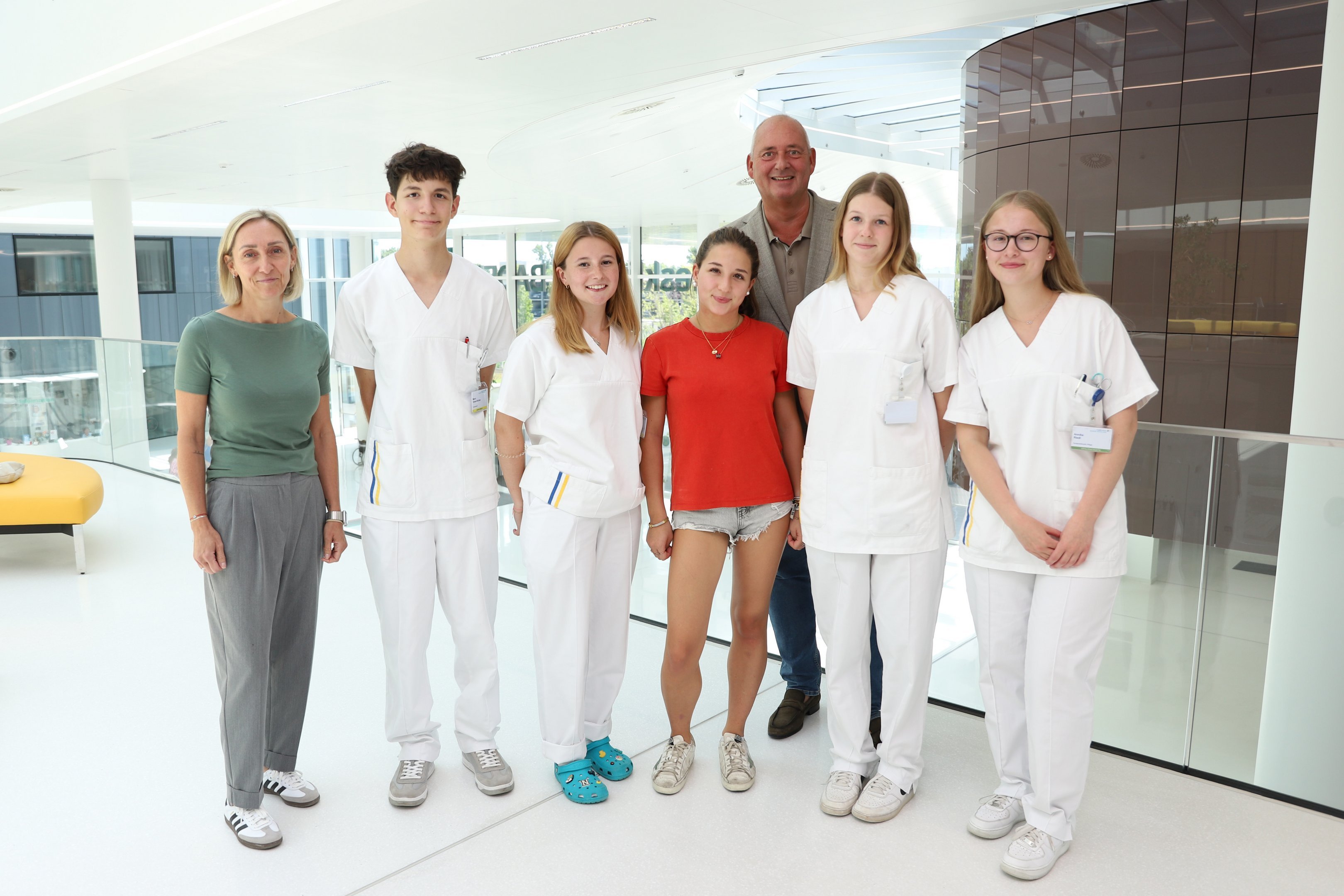 Gruppenfoto gemeinsam mit einigen Ferialpraktikantinnen und Ferialpraktikanten