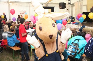 LEO Hase beim Kinderburgfestival