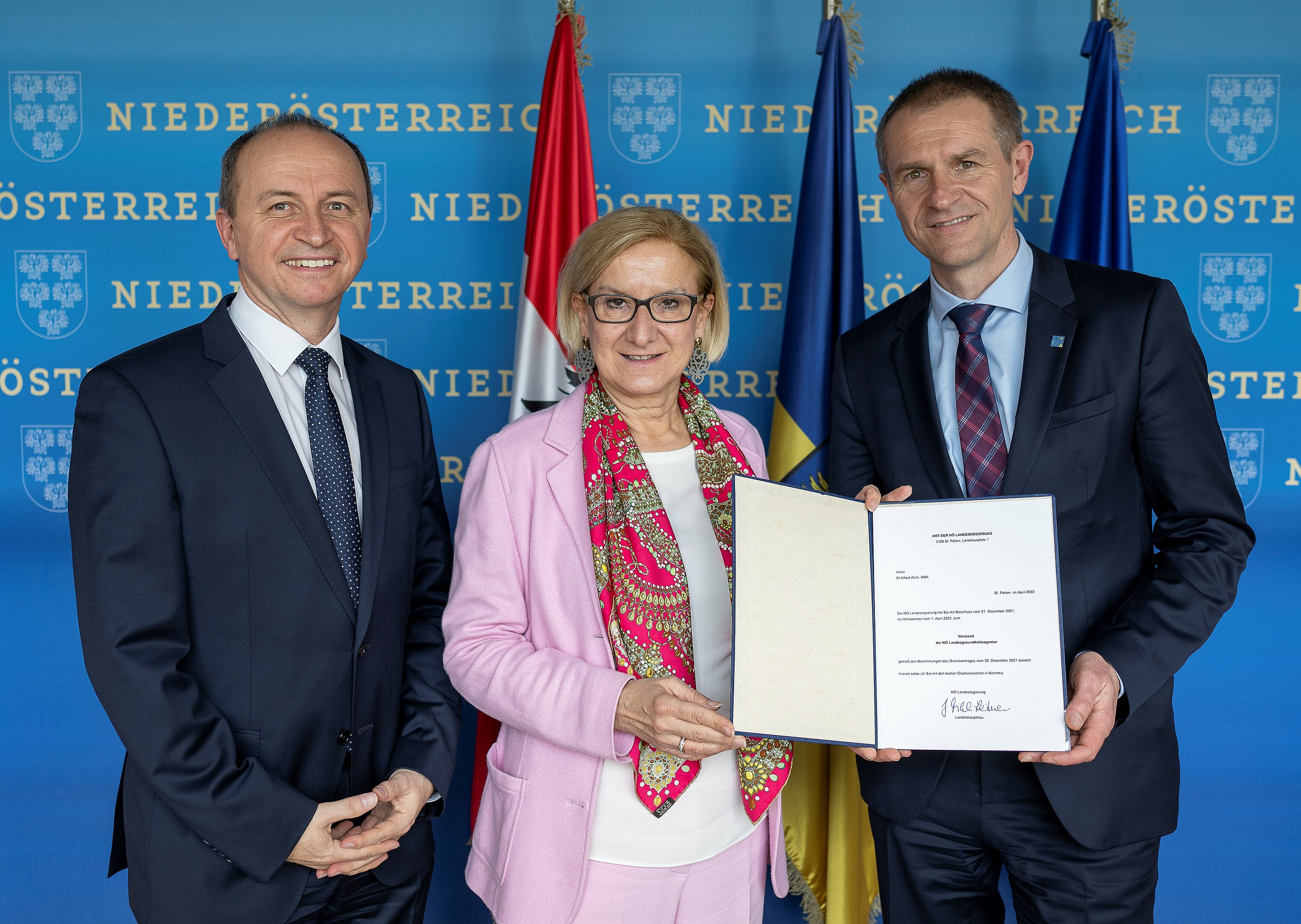 Landeshauptfrau Mikl-Leitner überreichte Alfred Zens (re.) das offizielle Dekret.