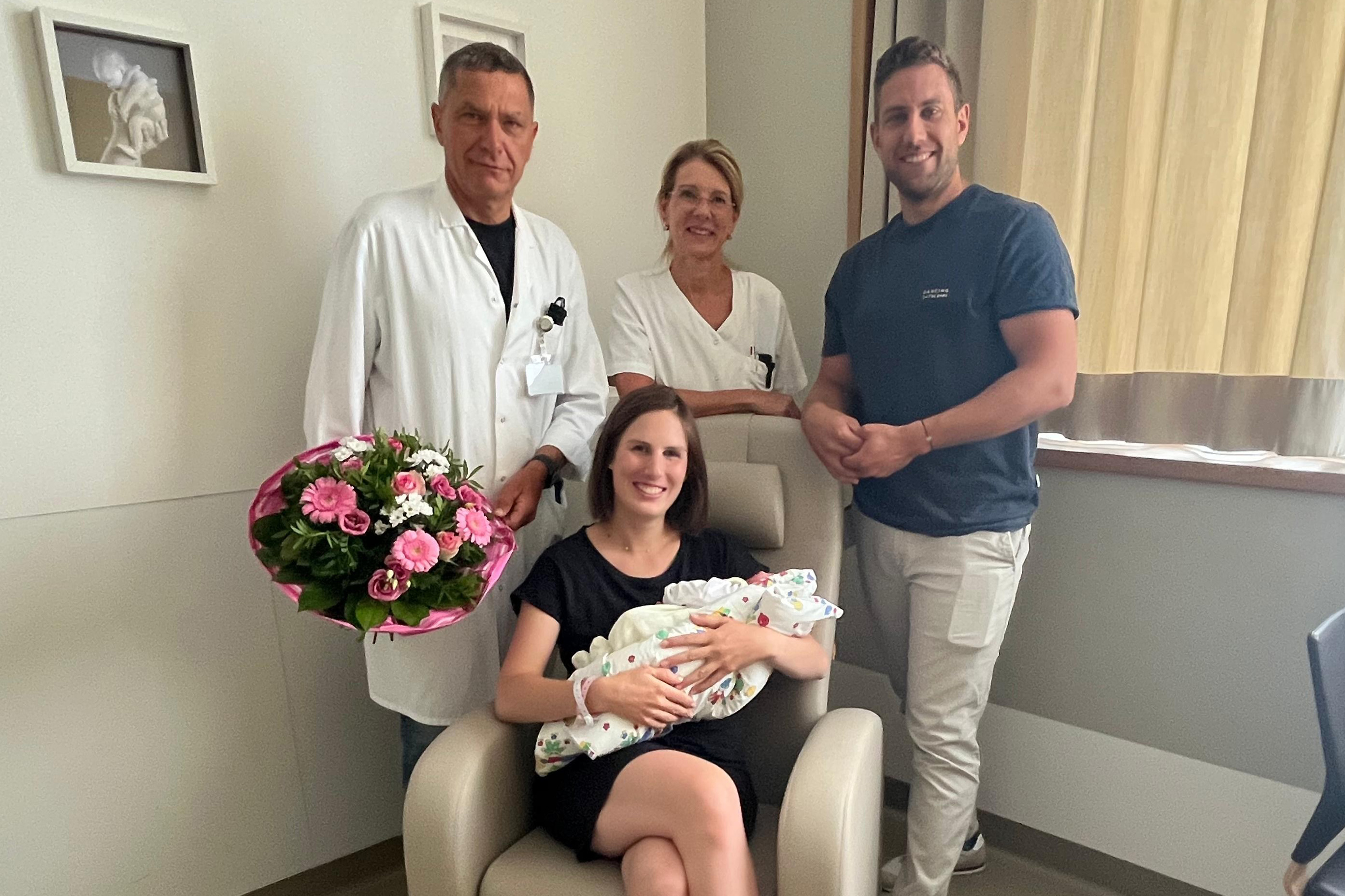Gruppenbild Eltern mit Baby, Hebamme und Abteilungsvorstand